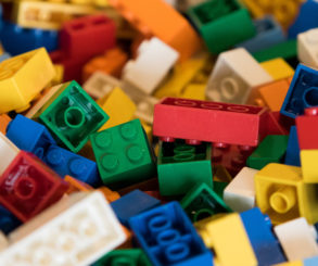 Profesora utiliza bloques LEGO para enseñar matemáticas